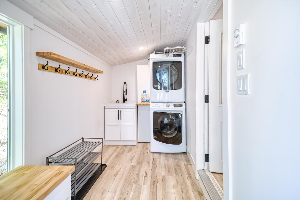 Basement Recreation Room Photo of 7949 Redrooffs Road, Halfmoon Bay, BC