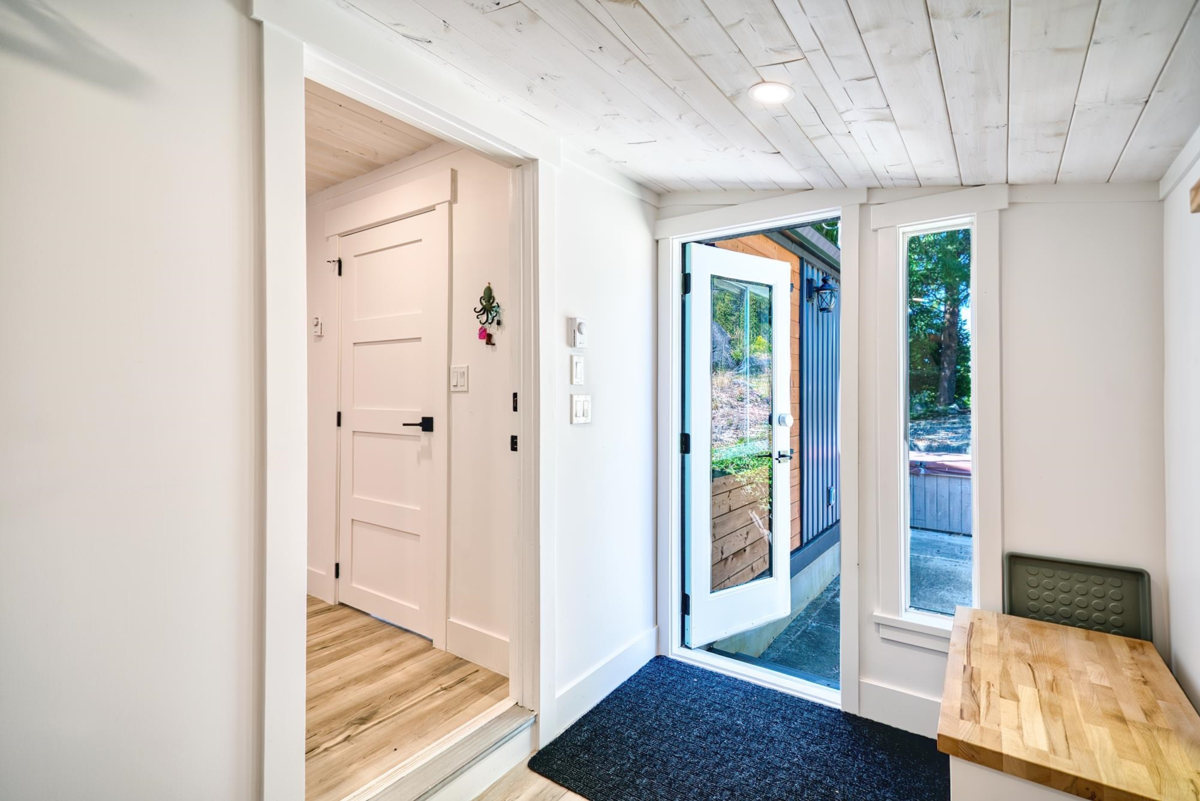 Entry Foyer Photo of 7949 Redrooffs Road, Halfmoon Bay, BC
