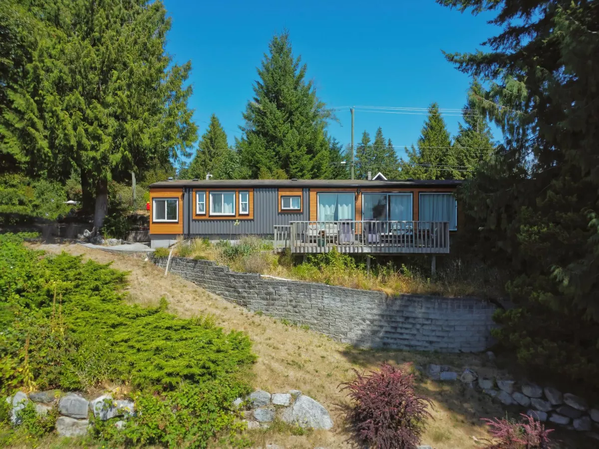Garden / Landscaping Photo of 7949 Redrooffs Road, Halfmoon Bay, BC