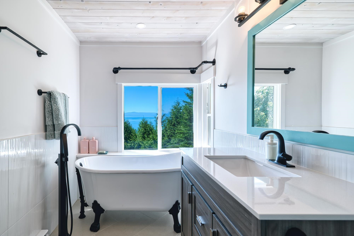 Guest Bathroom Photo of 7949 Redrooffs Road, Halfmoon Bay, BC