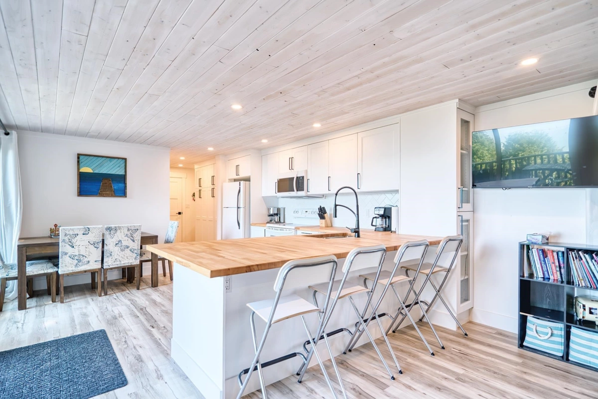 Kitchen Island Photo of 7949 Redrooffs Road, Halfmoon Bay, BC