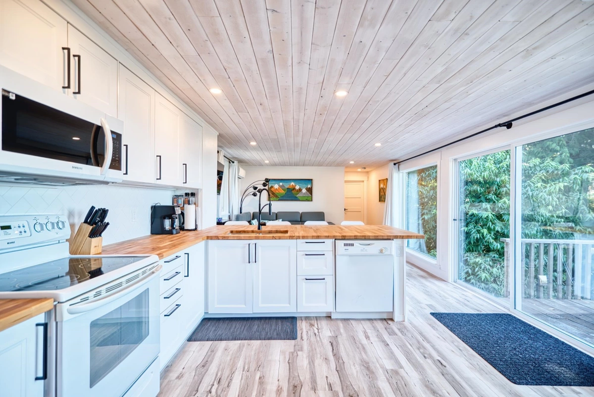 Kitchen Photo of 7949 Redrooffs Road, Halfmoon Bay, BC