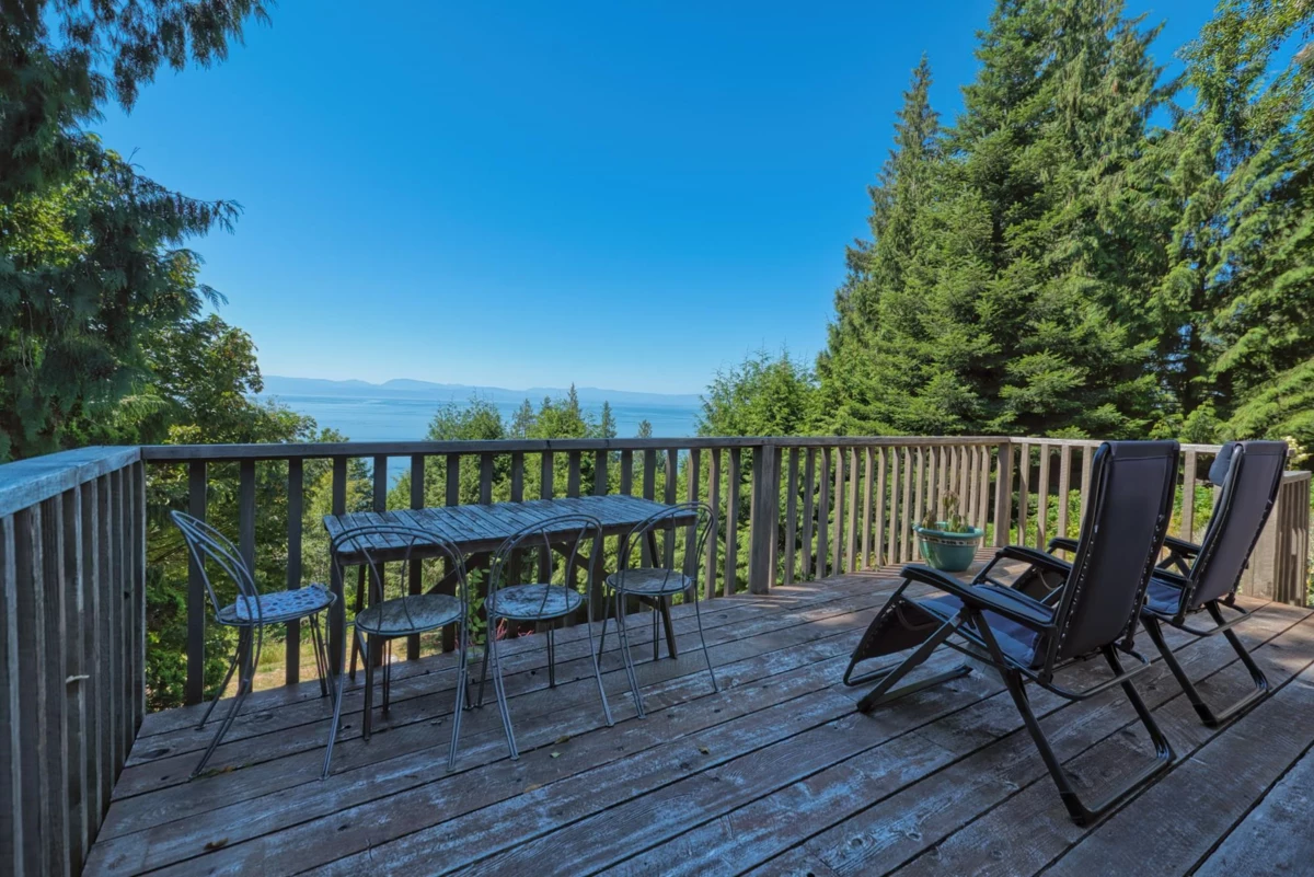 Primary Bathroom Photo of 7949 Redrooffs Road, Halfmoon Bay, BC