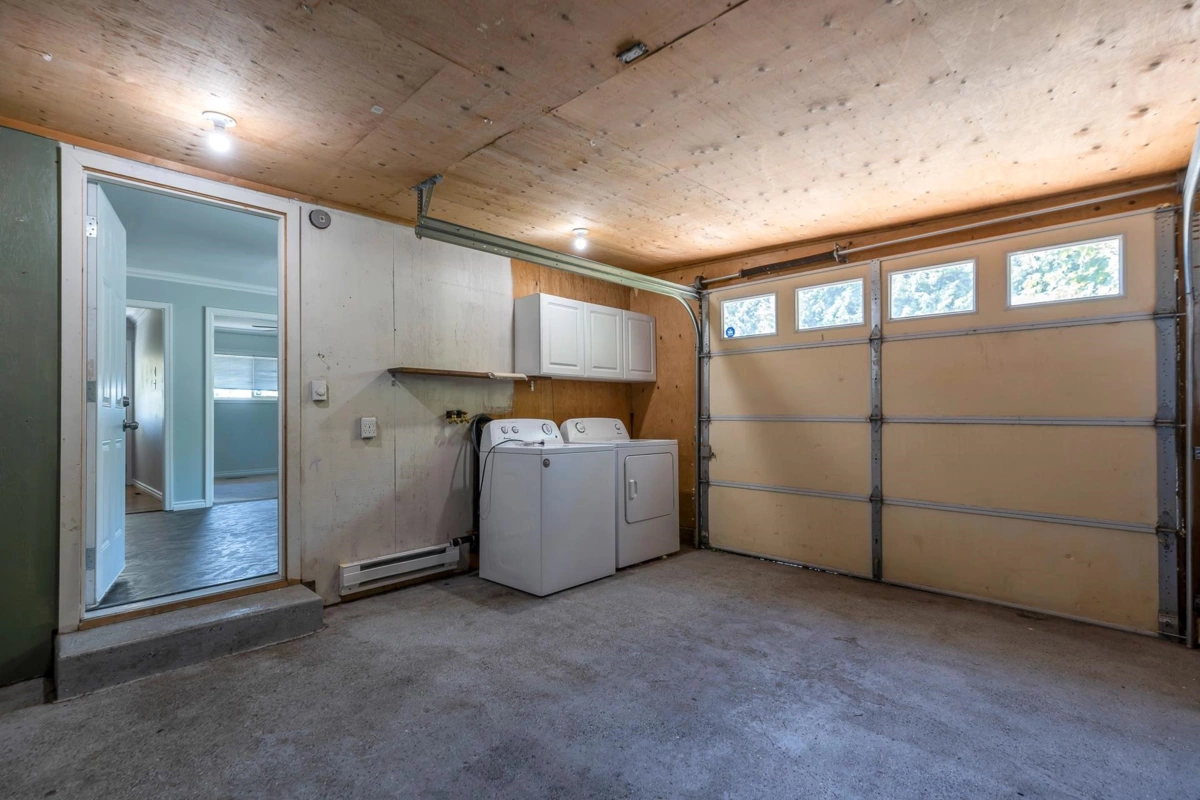 Entry Foyer Photo of 32810 2nd Avenue, Mission, BC