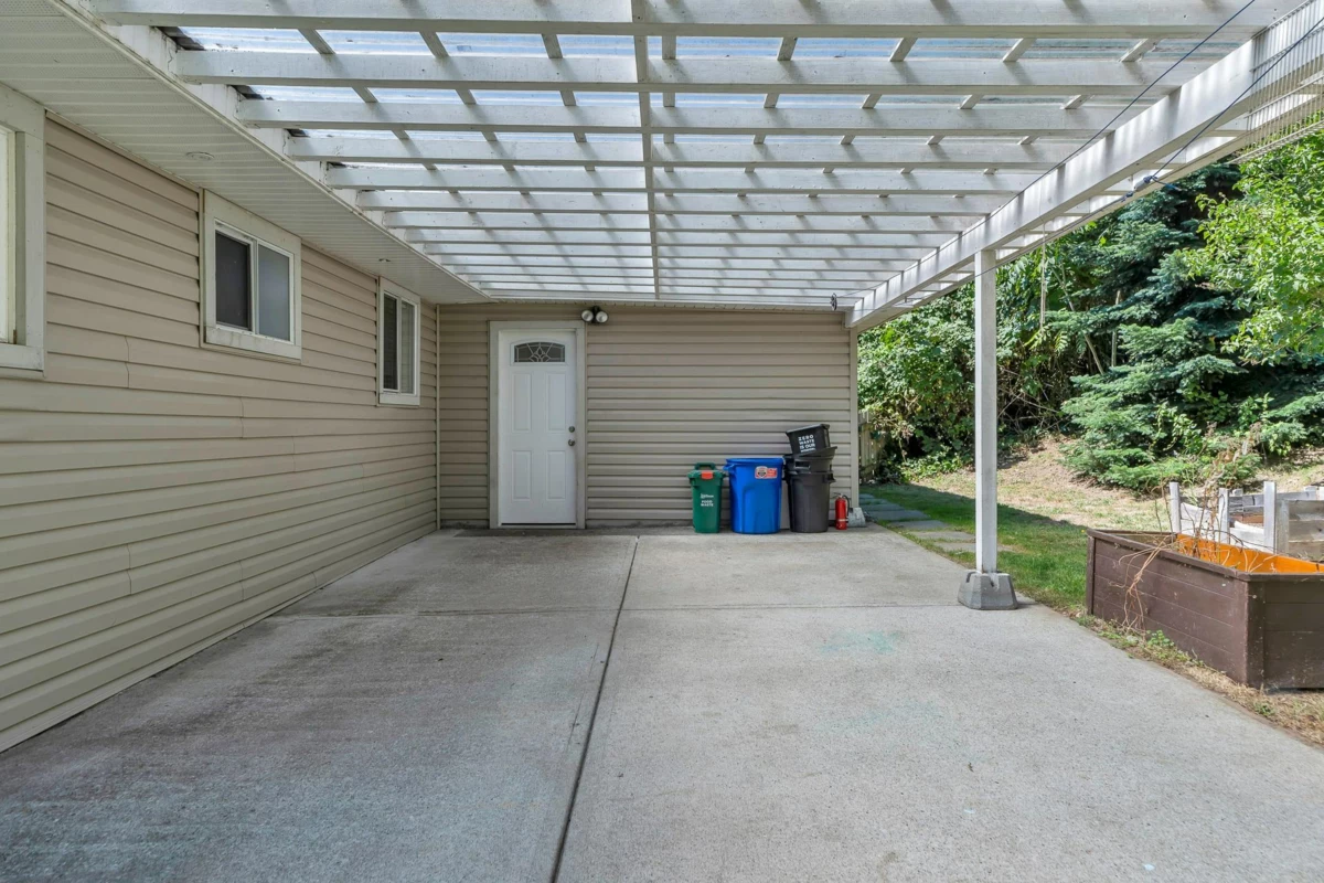 Garage Interior Photo of 32810 2nd Avenue, Mission, BC