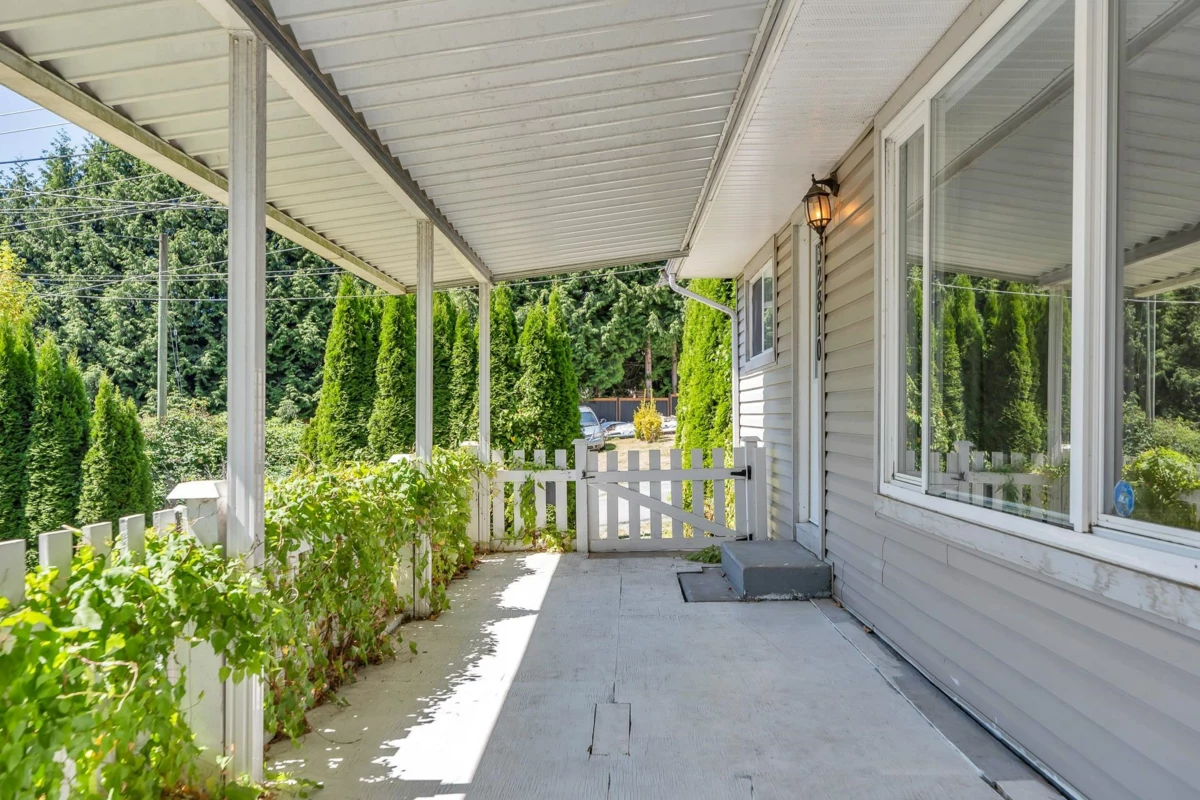 Kitchen Island Photo of 32810 2nd Avenue, Mission, BC