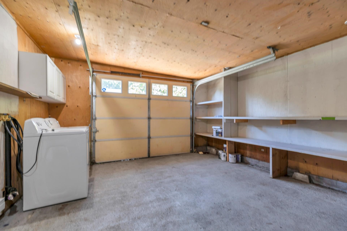 Mudroom Photo of 32810 2nd Avenue, Mission, BC