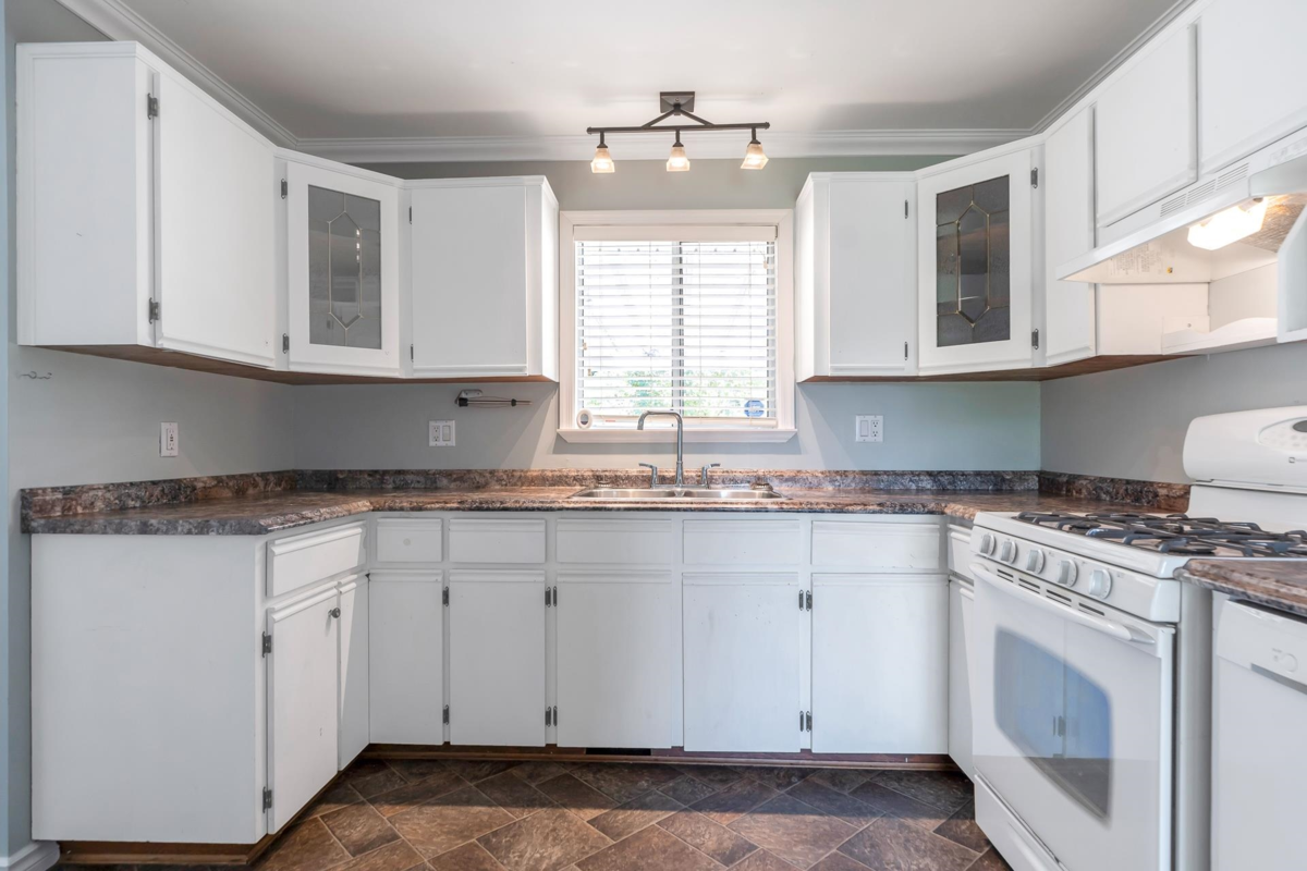 Primary Bathroom Photo of 32810 2nd Avenue, Mission, BC