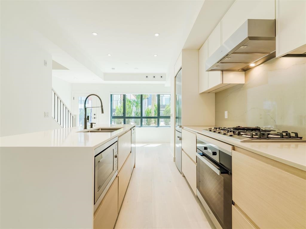 Kitchen Photo of 51 550 W 28th Avenue, Vancouver, BC