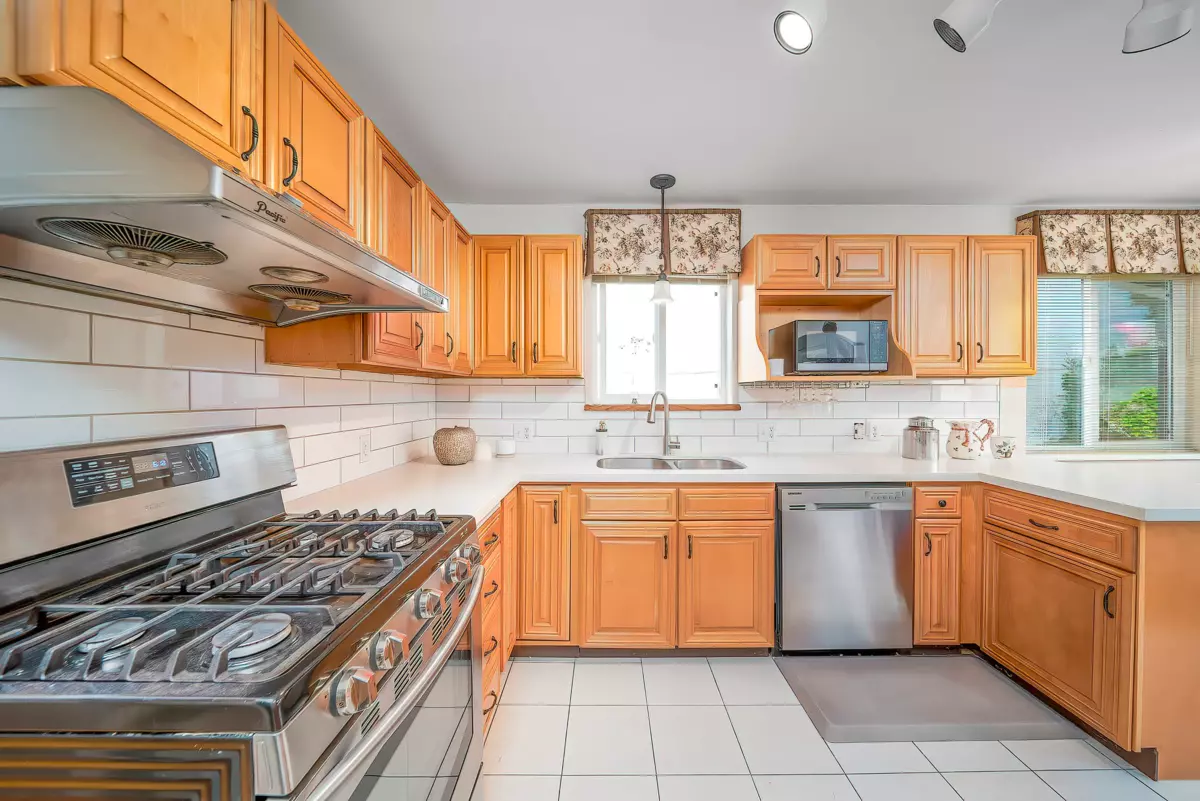 Bedroom 2 Photo of 125 N Warwick Avenue, Burnaby, BC