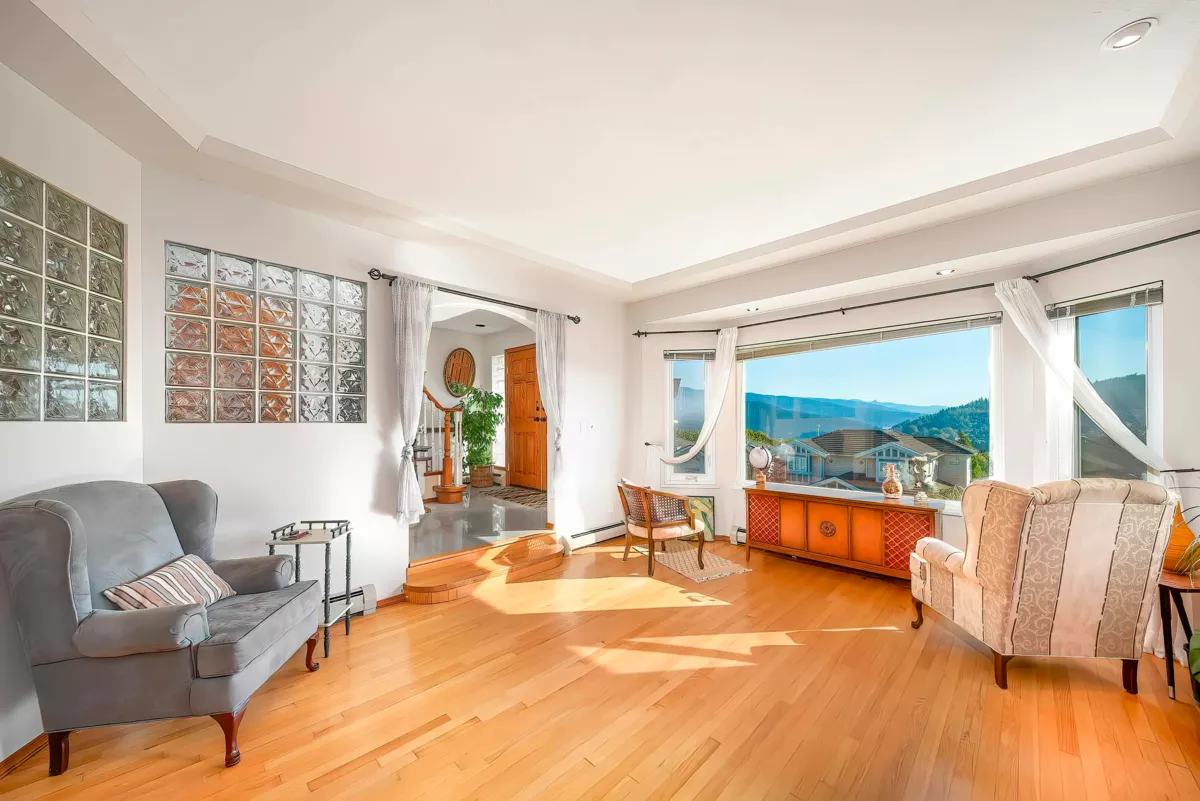 Breakfast Nook Photo of 125 N Warwick Avenue, Burnaby, BC