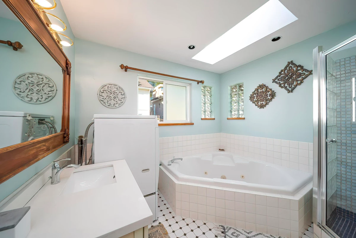 Entry Foyer Photo of 125 N Warwick Avenue, Burnaby, BC