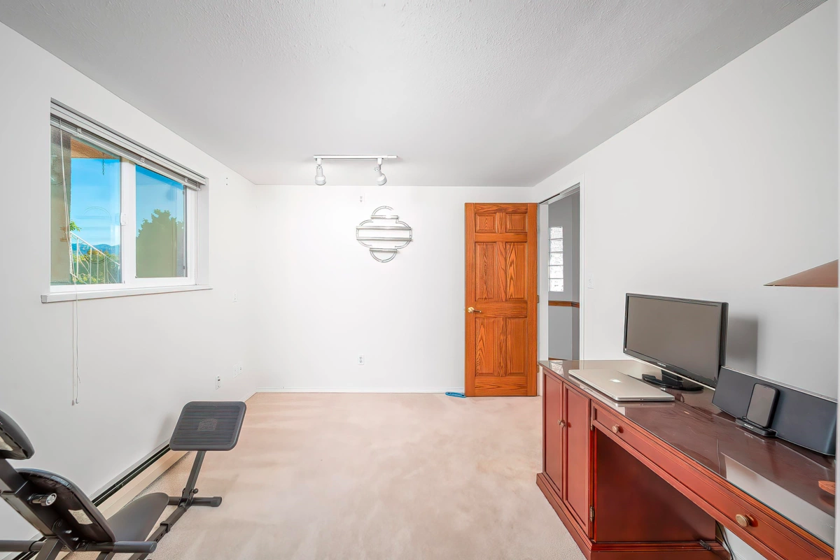 Guest Bathroom Photo of 125 N Warwick Avenue, Burnaby, BC