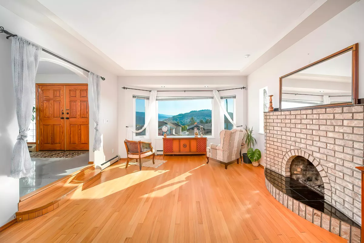Kitchen Island Photo of 125 N Warwick Avenue, Burnaby, BC
