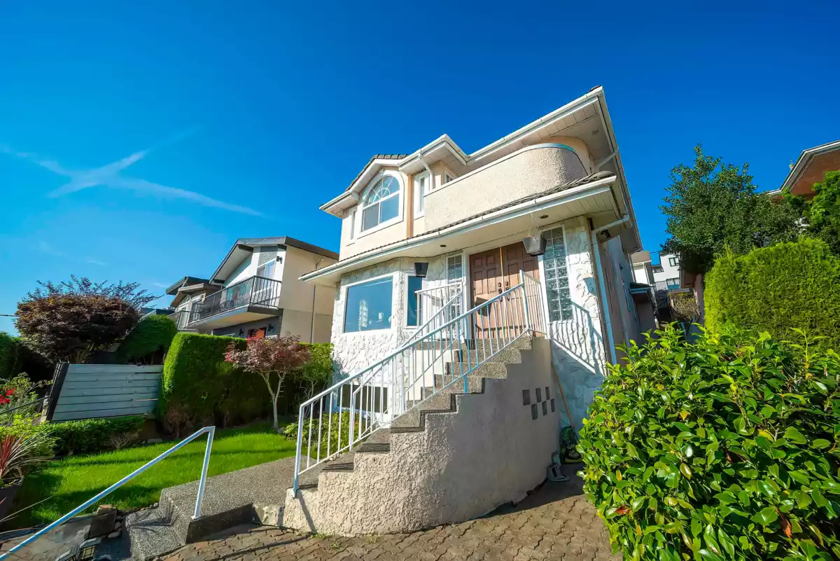 Living Room Photo of 125 N Warwick Avenue, Burnaby, BC