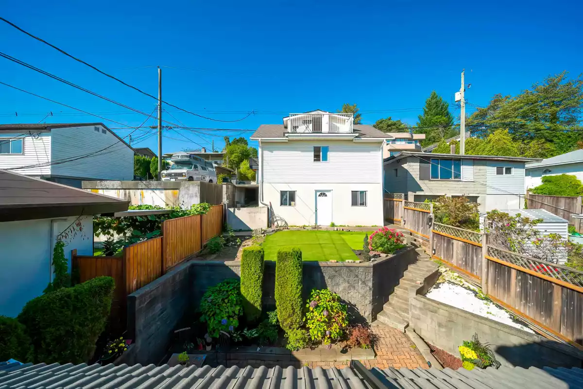 Outdoor Kitchen Photo of 125 N Warwick Avenue, Burnaby, BC