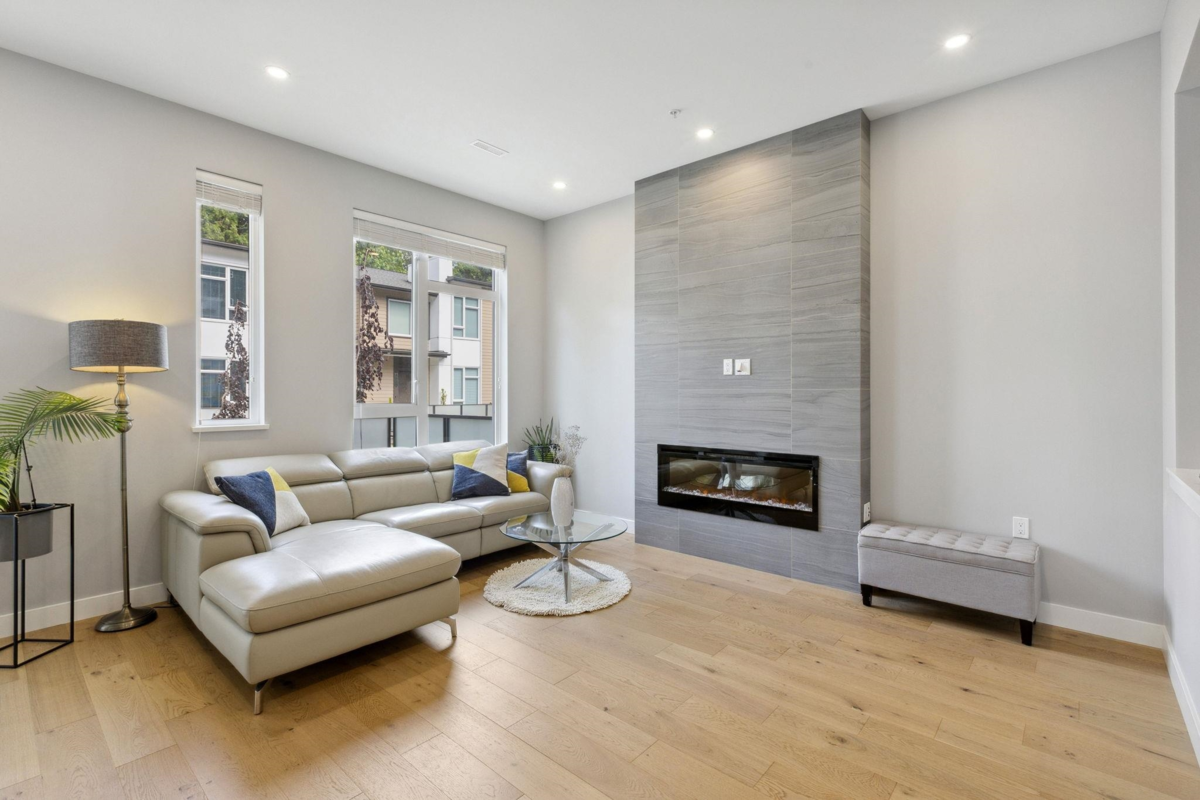 Kitchen Island Photo of 4684 Capilano Road, North Vancouver, BC