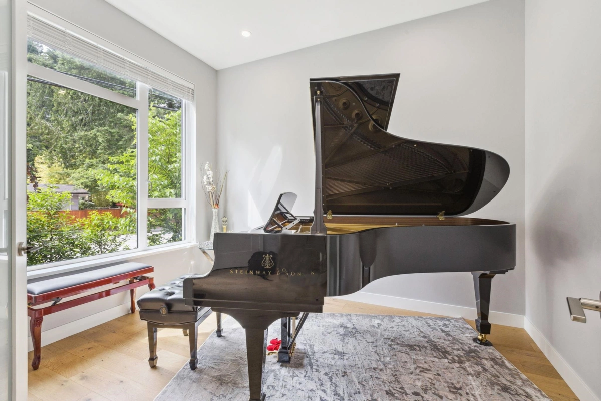 Walk-In Closet Photo of 4684 Capilano Road, North Vancouver, BC