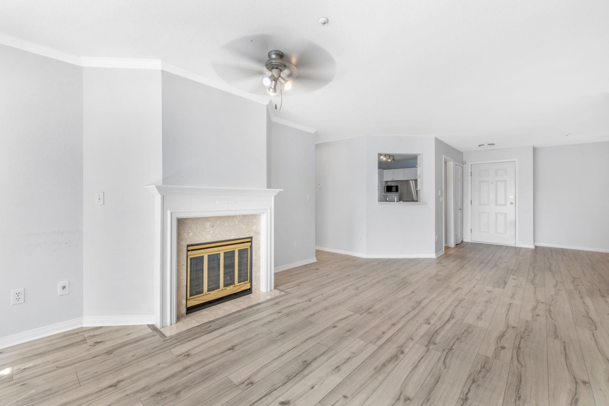 Kitchen Photo of 212 7151 121 Street, Surrey, BC