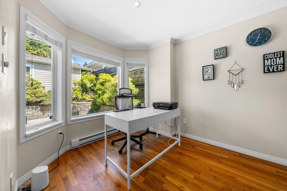 Breakfast Nook Photo of 2 460 W 6th Street, North Vancouver, BC