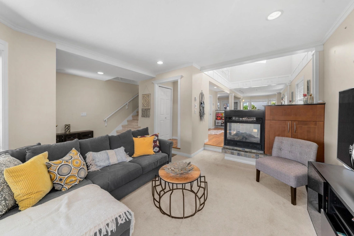Dining Area Photo of 2 460 W 6th Street, North Vancouver, BC