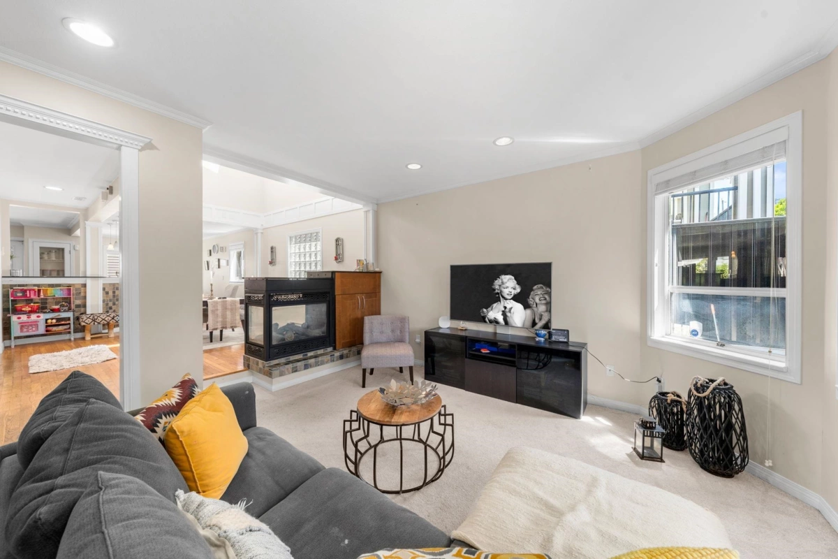 Living Room Photo of 2 460 W 6th Street, North Vancouver, BC