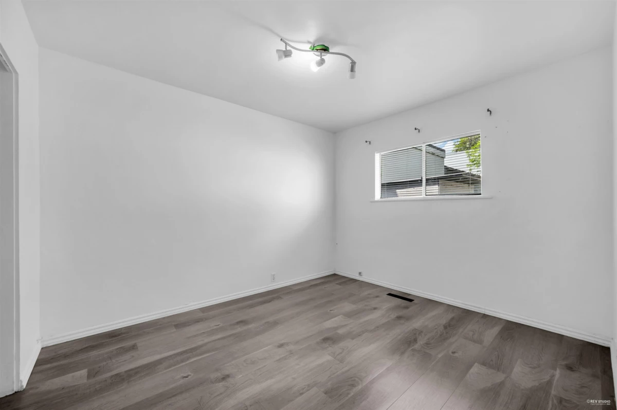 Primary Bathroom Photo of 4021 Graveley Street, Burnaby, BC