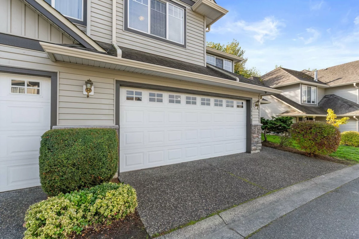 Living Room Photo of 106 46360 Valleyview Road, Chilliwack, BC