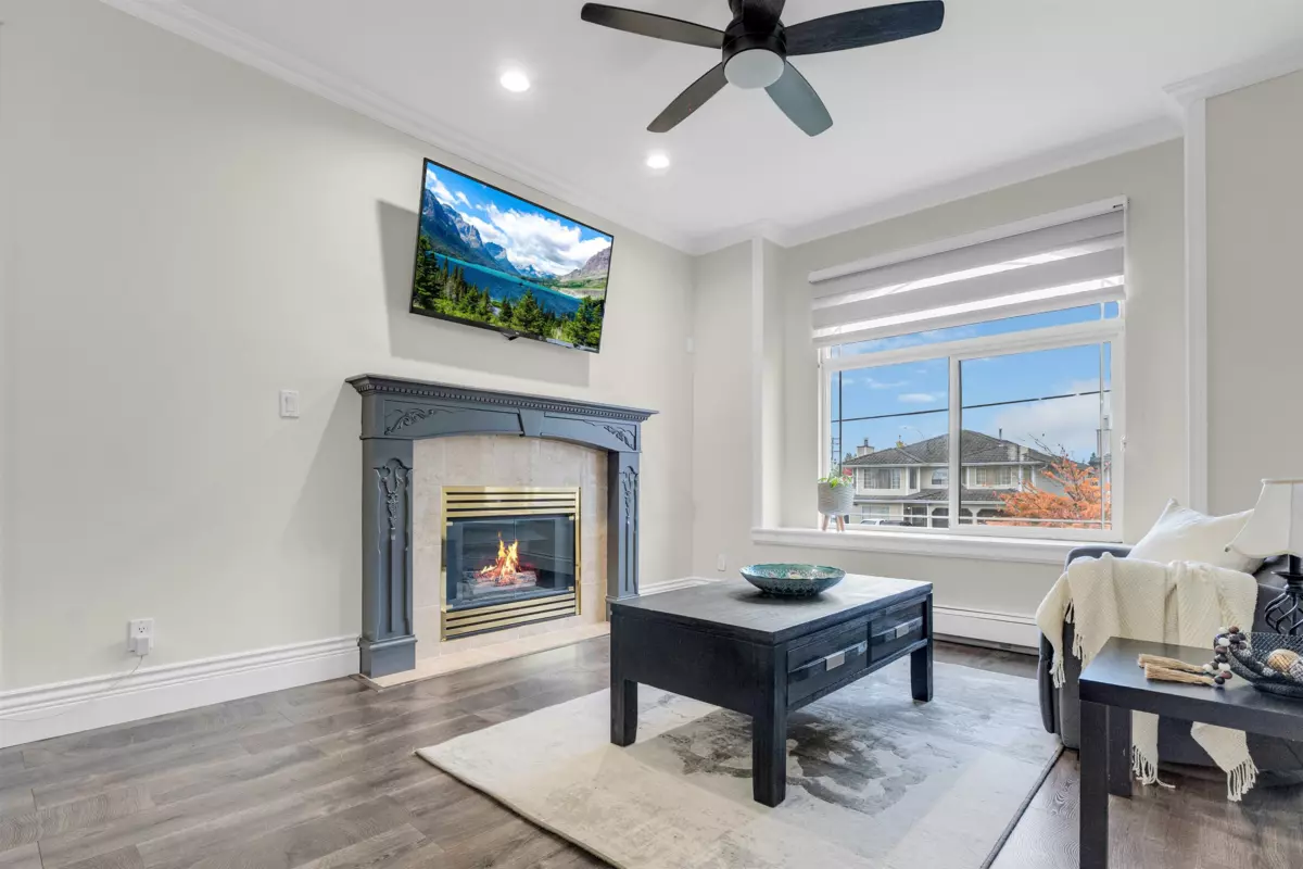 Kitchen Island Photo of 13185 73 Avenue, Surrey, BC