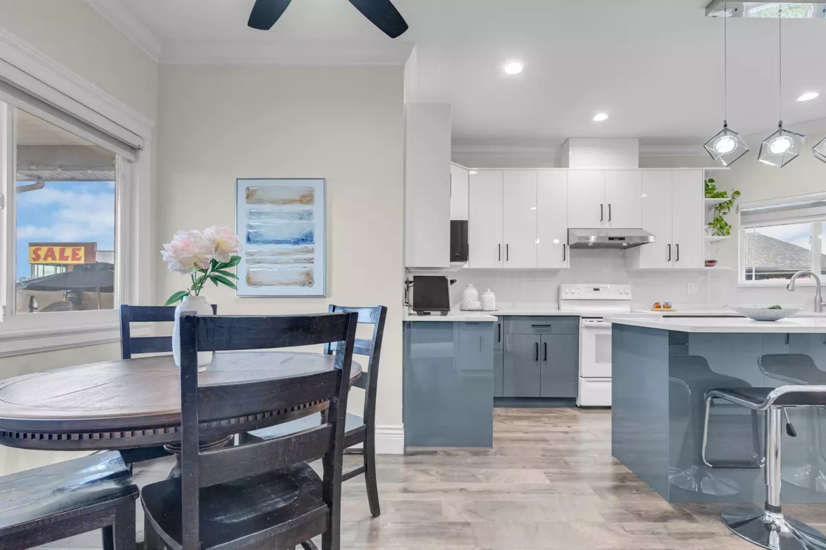 Living Room Photo of 13185 73 Avenue, Surrey, BC