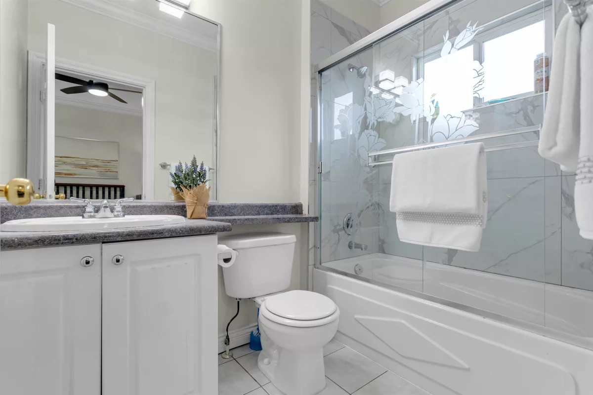 Primary Bathroom Photo of 13185 73 Avenue, Surrey, BC