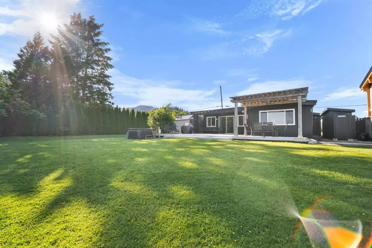 Entry Foyer Photo of 35240 Sward Road, Mission, BC