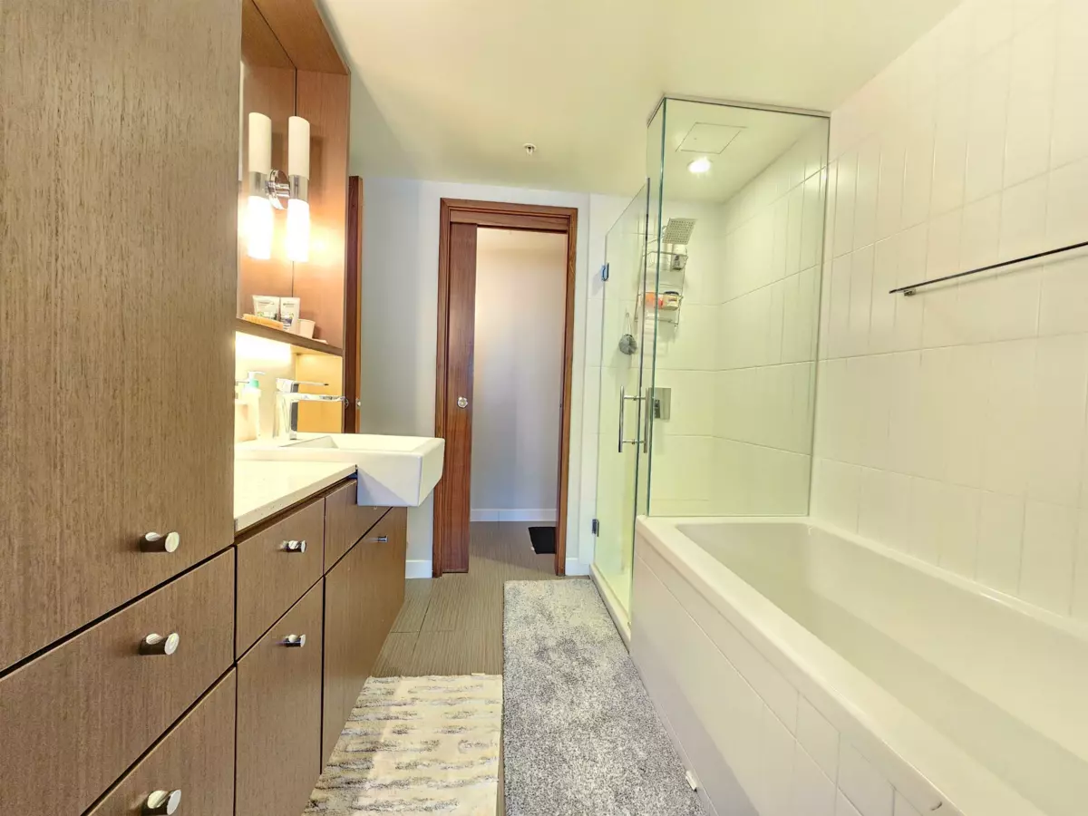 Kitchen Island Photo of 4004 13495 Central Avenue, Surrey, BC