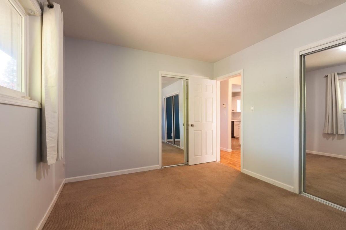 Kitchen Island Photo of 15661 Roper Avenue, White Rock, BC