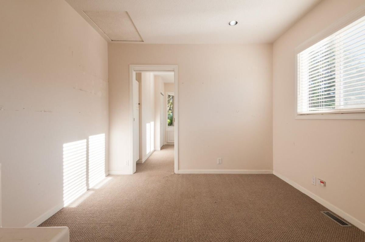 Primary Bathroom Photo of 15661 Roper Avenue, White Rock, BC