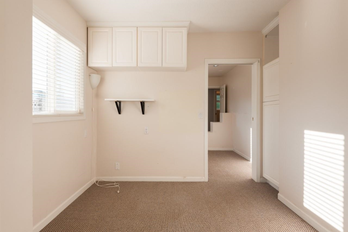Walk-In Closet Photo of 15661 Roper Avenue, White Rock, BC