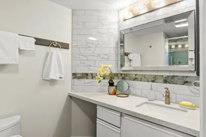 Powder Room Photo of 402 15025 Victoria Avenue, White Rock, BC