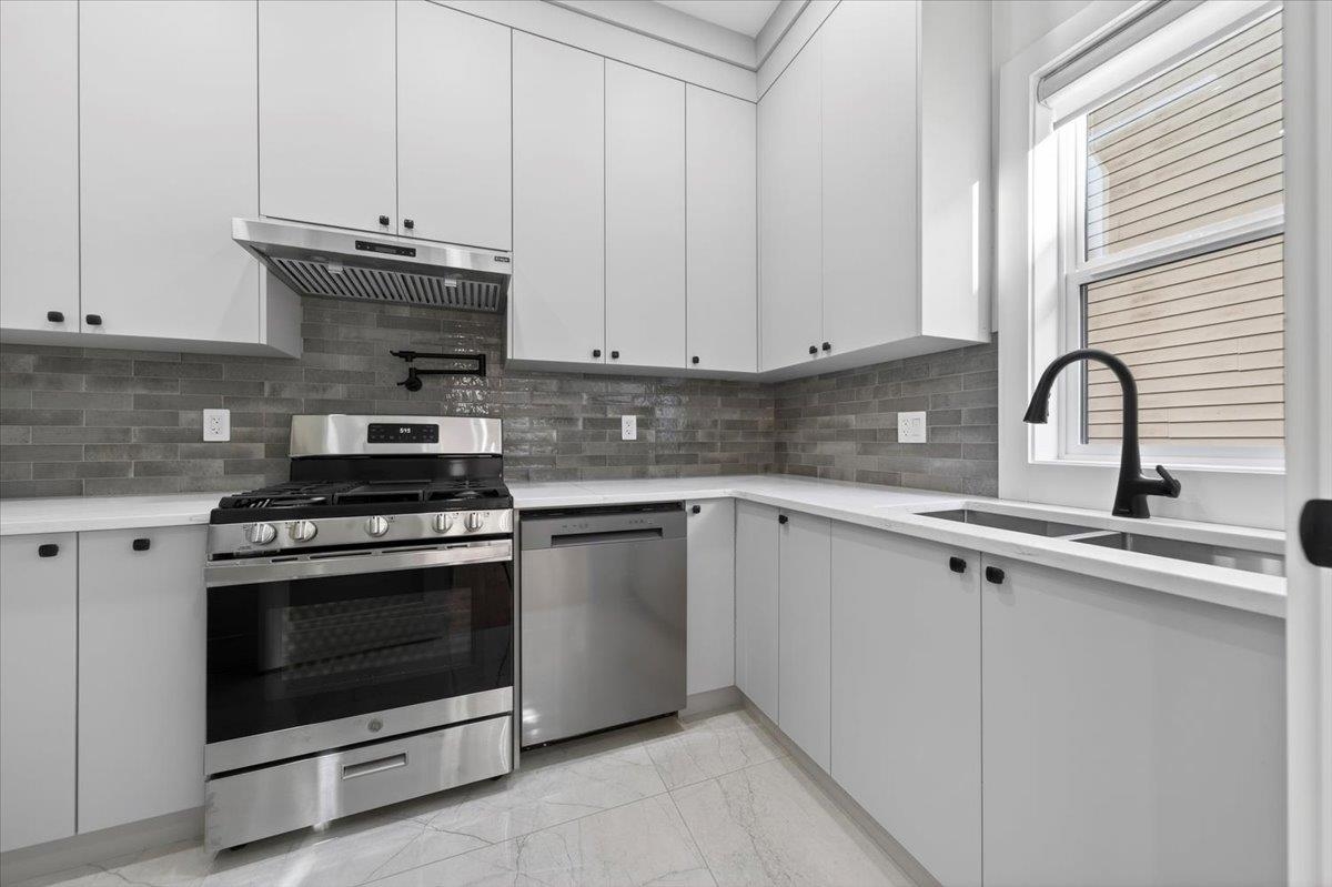 Basement Recreation Room Photo of 17317 103a Avenue, Surrey, BC