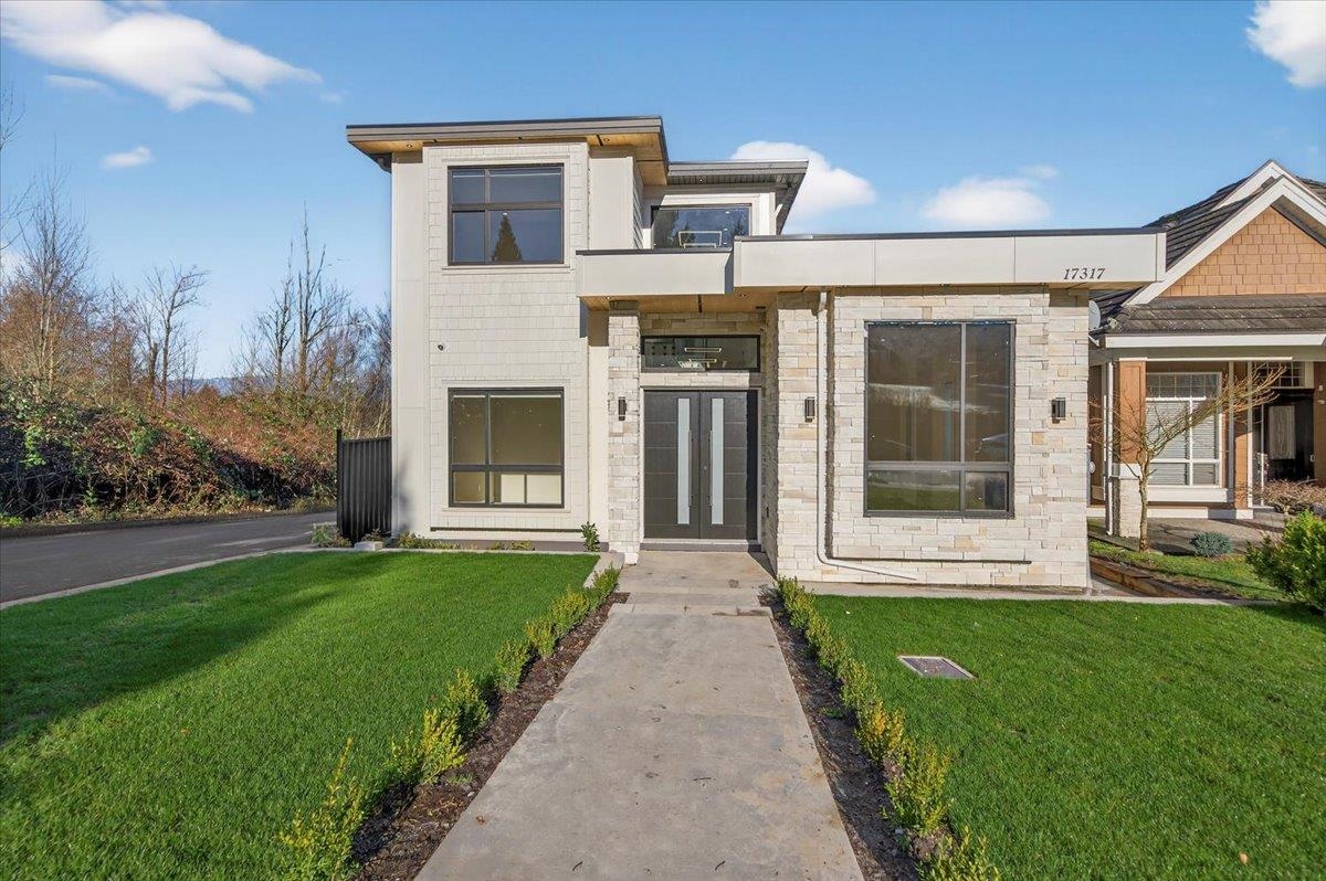 Living Room Photo of 17317 103a Avenue, Surrey, BC