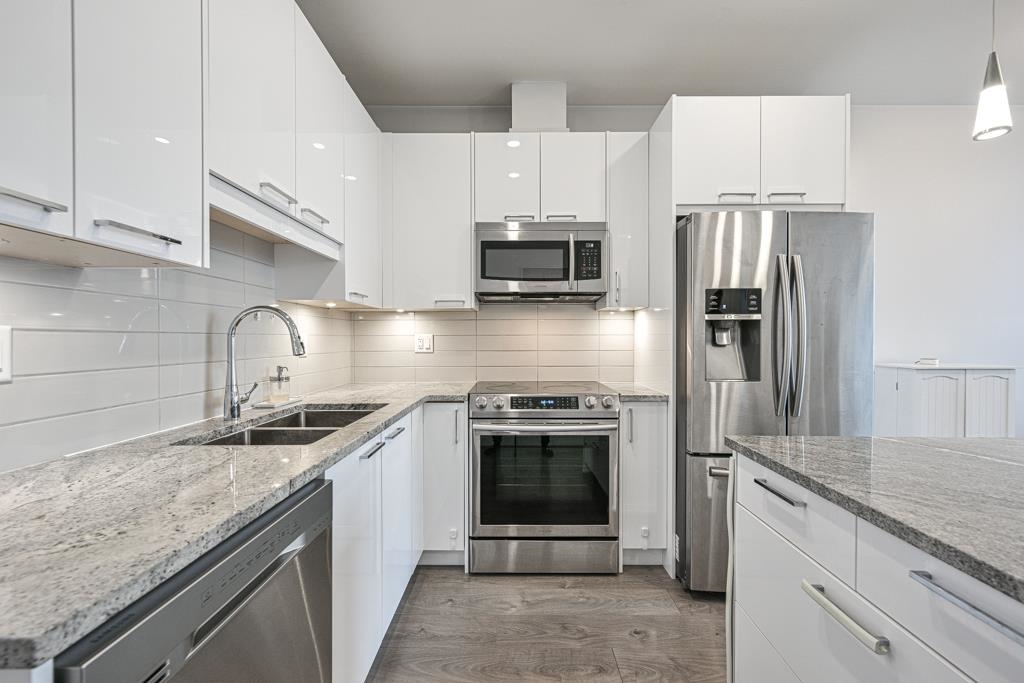 Living Room Photo of 503 20696 Eastleigh Crescent, Langley, BC