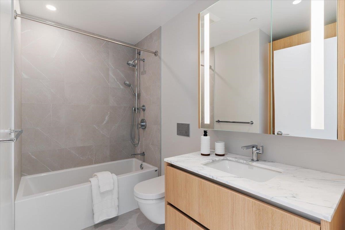 Front Yard Photo of 2404 1500 Fern Street, North Vancouver, BC