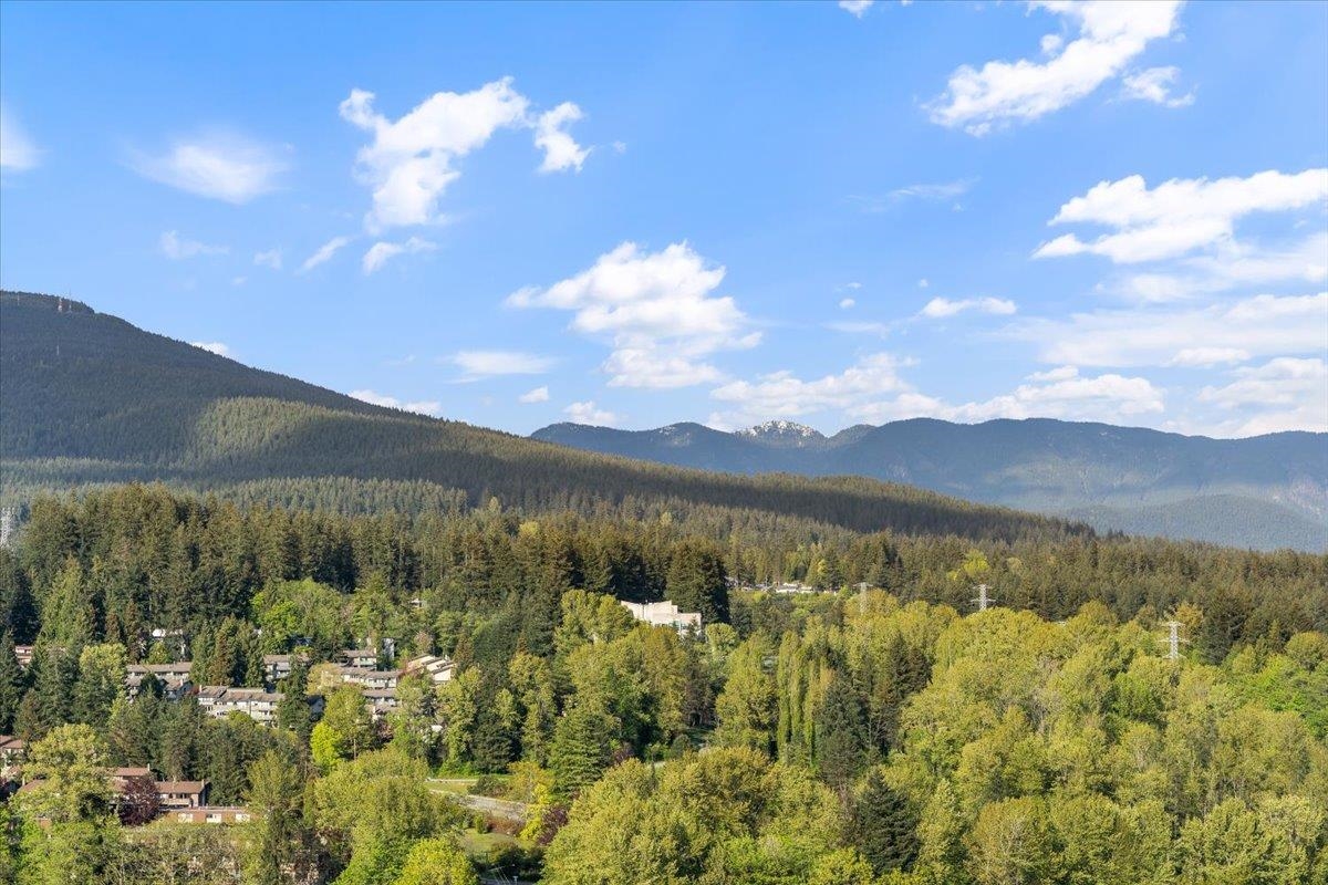 Kitchen Island Photo of 2404 1500 Fern Street, North Vancouver, BC