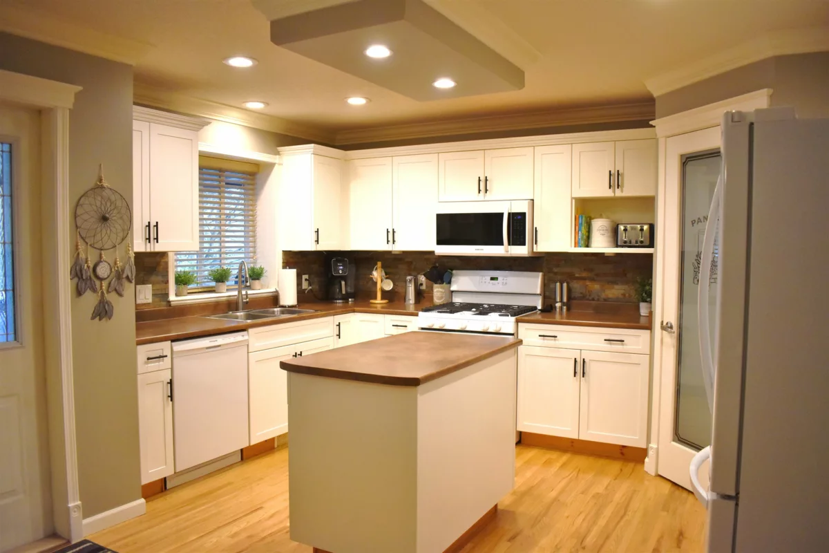 Dining Area Photo of 32997 Desbrisay Avenue, Mission, BC
