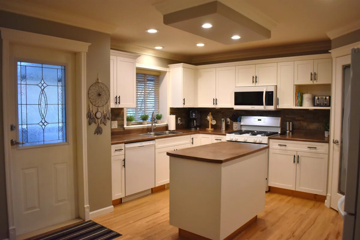 Family Room Photo of 32997 Desbrisay Avenue, Mission, BC