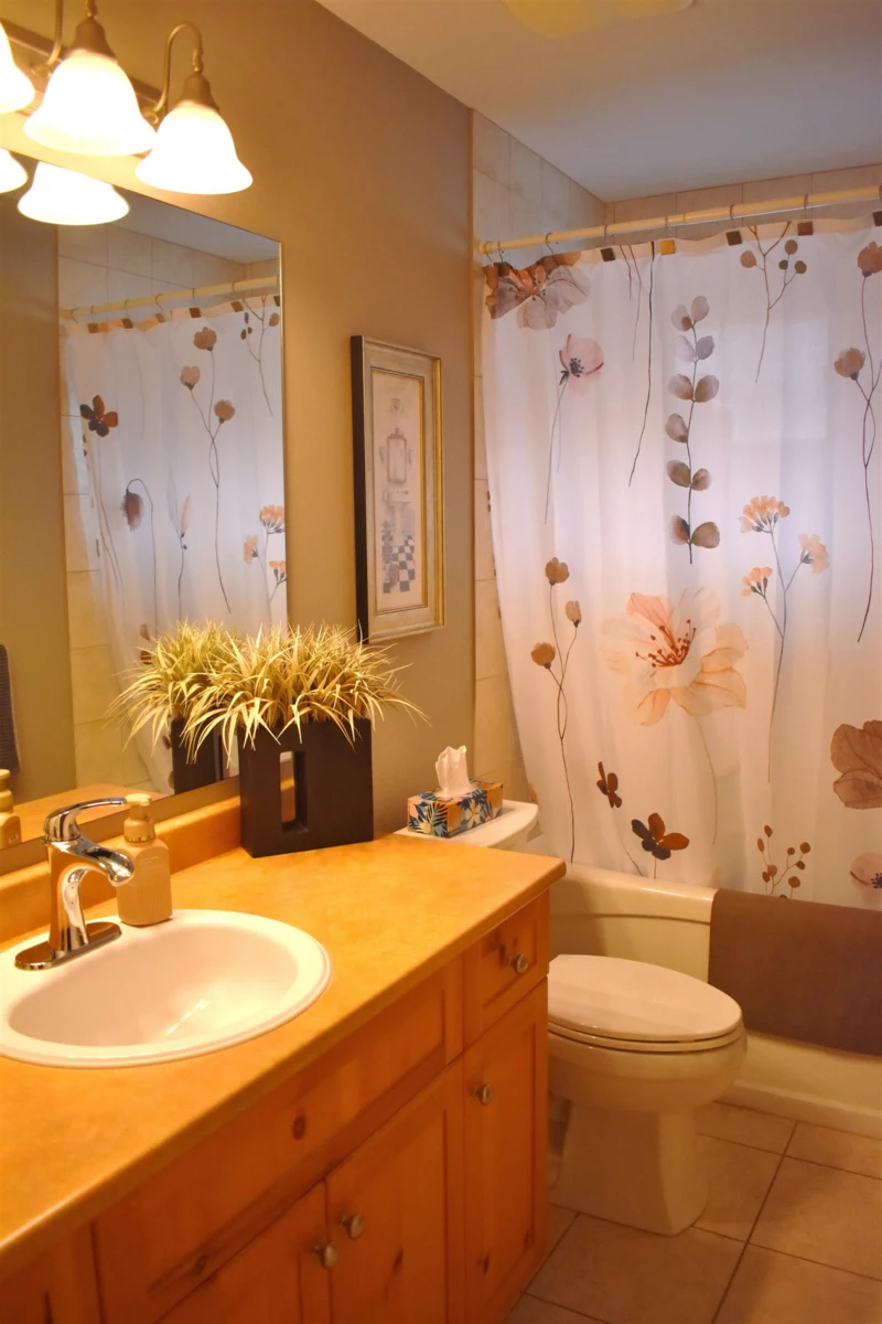 Guest Bathroom Photo of 32997 Desbrisay Avenue, Mission, BC