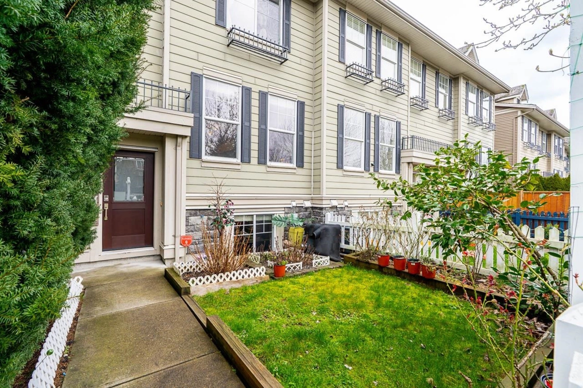 Family Room Photo of 21123 80 Avenue, Langley, BC