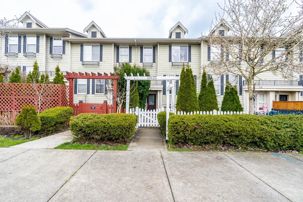 Living Room Photo of 21123 80 Avenue, Langley, BC