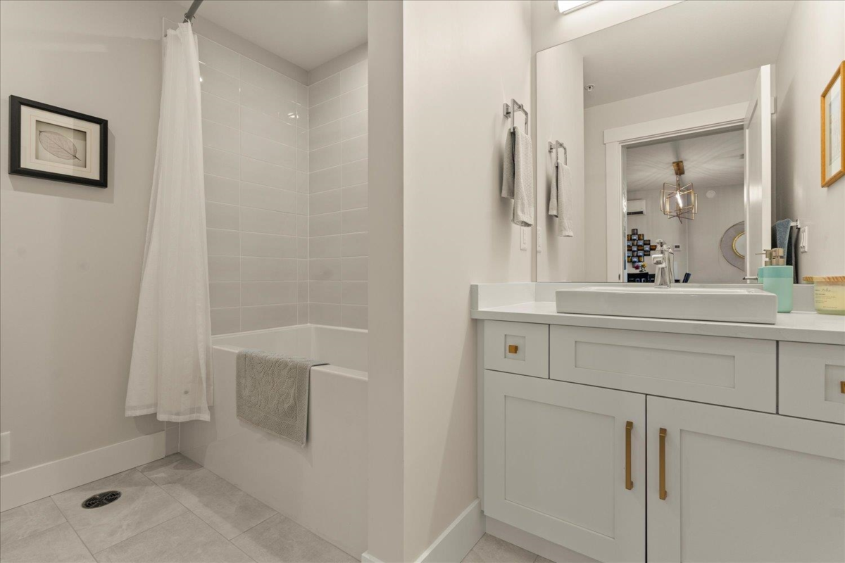 Front Yard Photo of 408 45757 Watson Road, Chilliwack, BC