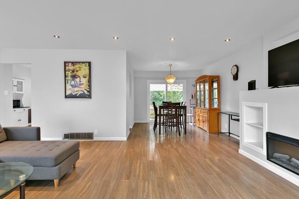 Kitchen Photo of 14486 109 Avenue, Surrey, BC