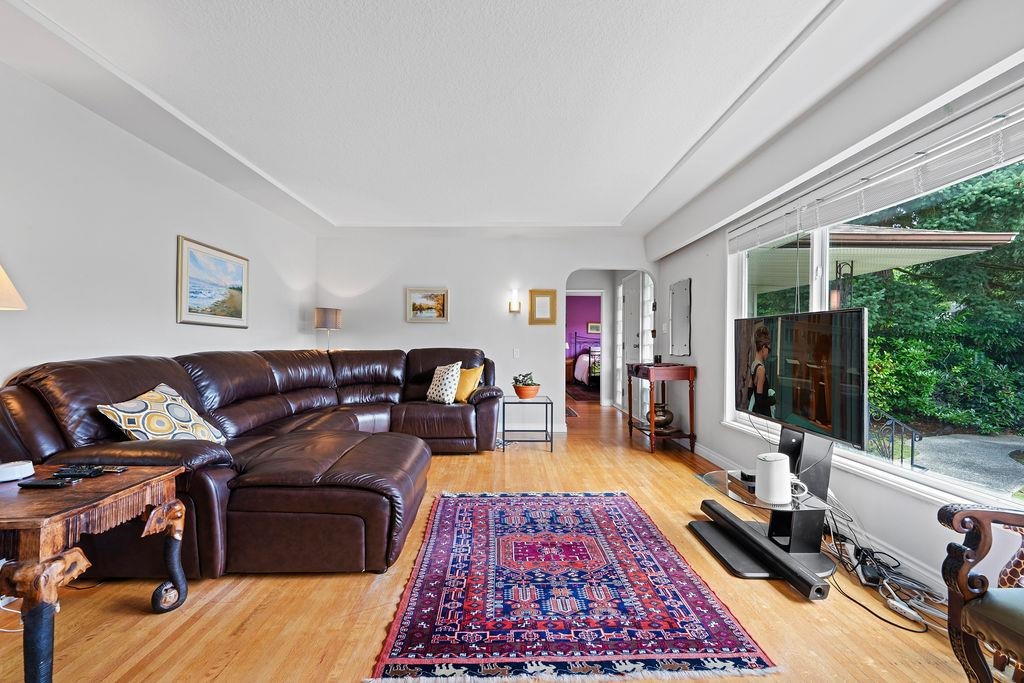 Breakfast Nook Photo of 535 Holdom Avenue, Burnaby, BC